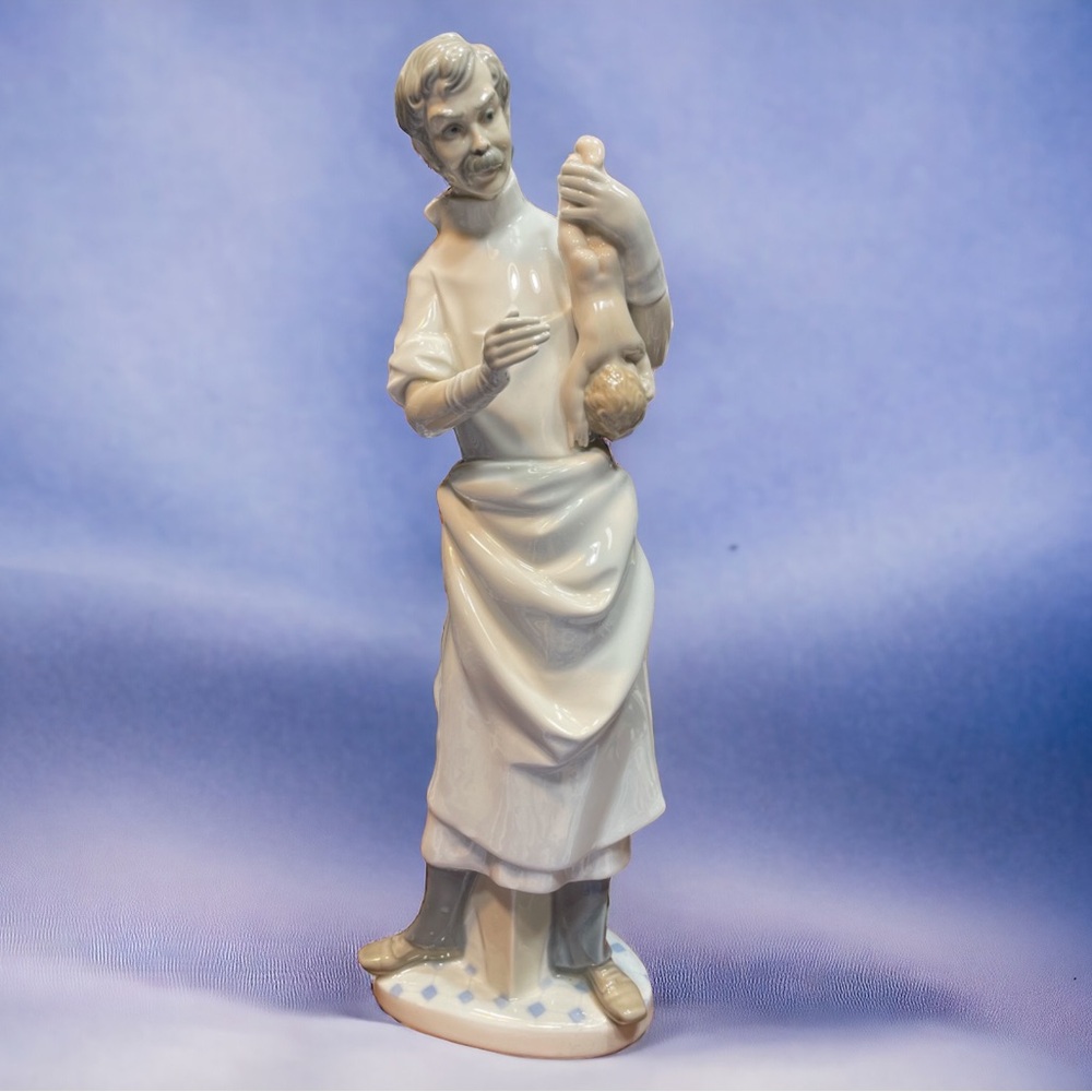 Vintage Lladro Figurine ObstetricianDoctor and Baby #4763 Retired Very Nice